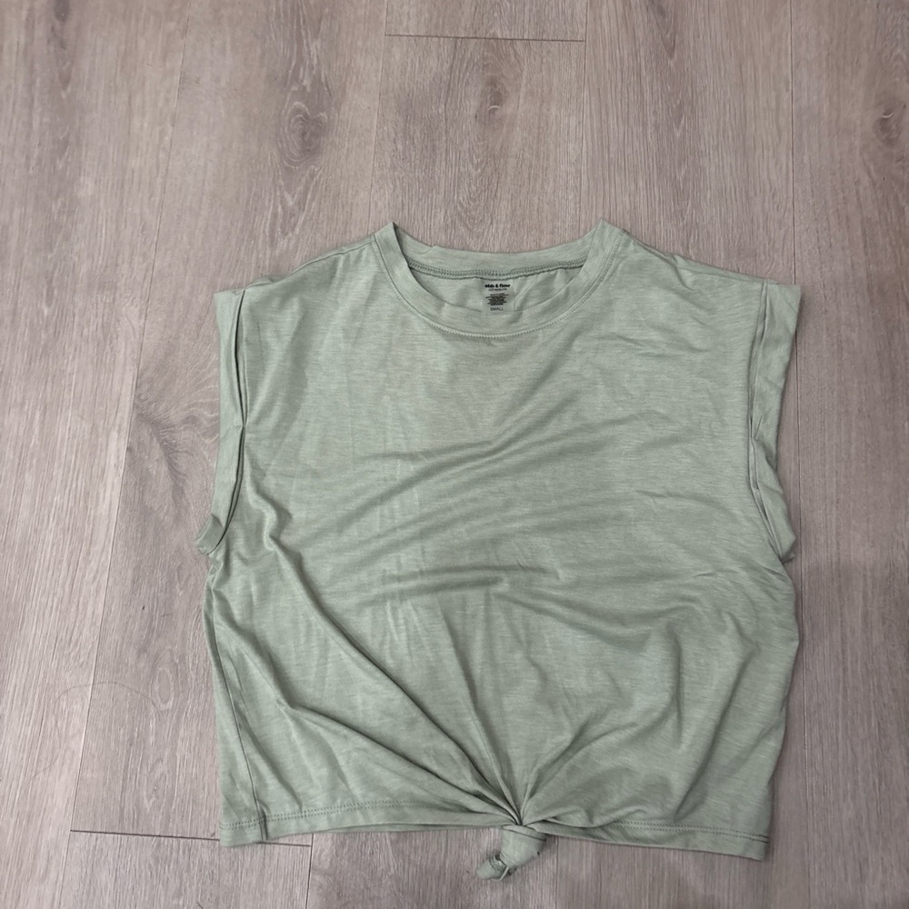 Ebb & Flow Light green everyday crop tee size small